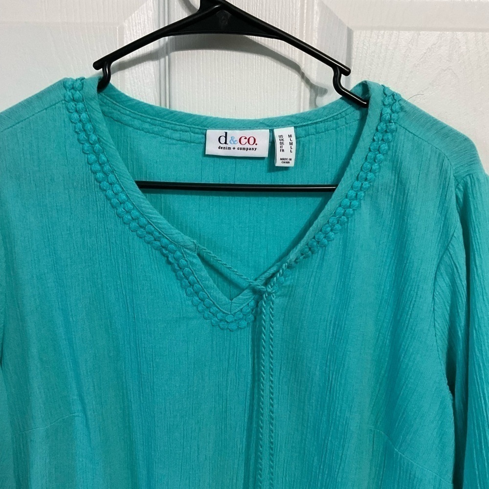 D&Co top. Size M. ruffled sleeves - Picture 3 of 8